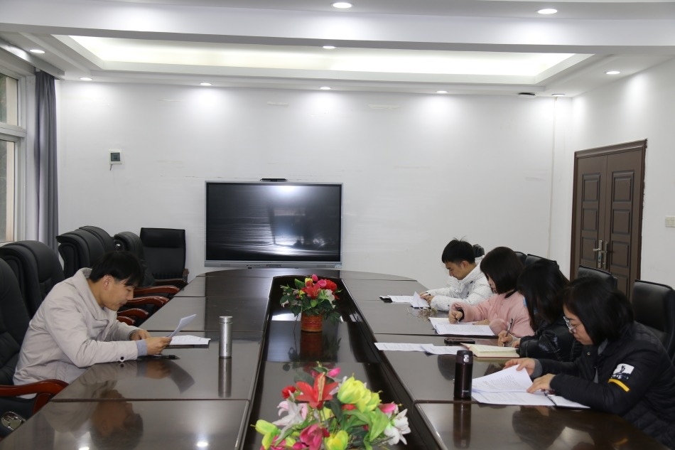 学校党委理论学习中心组召开会议  学习中共中央政治局会议精神